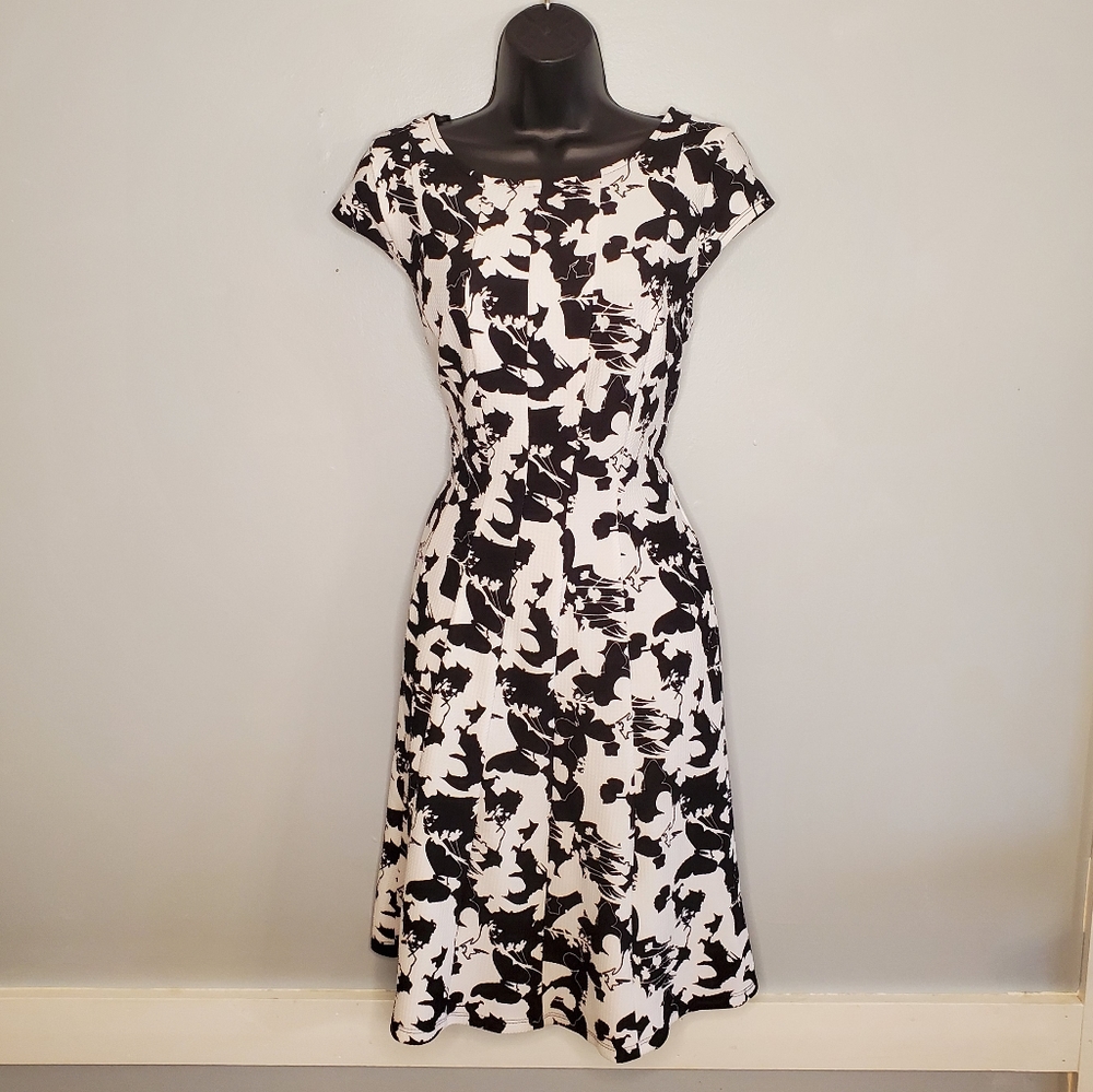 2/$20 Black and White Fitted Elle Dress
